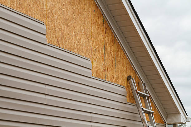 Professional Siding Installation technician working in Oak Hill, TN
